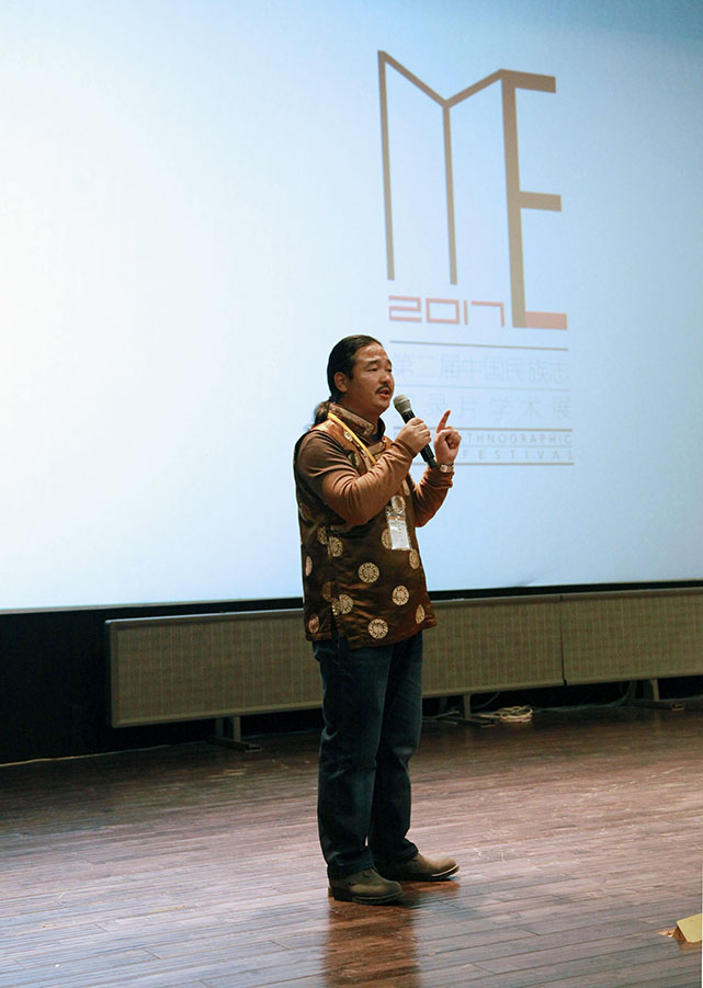 “中国民族志纪录片金收藏奖”获得者斗拉加先生发表获奖感言.jpg