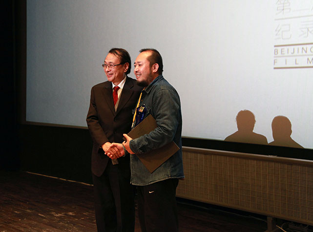 北京民族电影展创始人牛颂先生为“银收藏奖”获得者欧阳斌先生颁奖.jpg