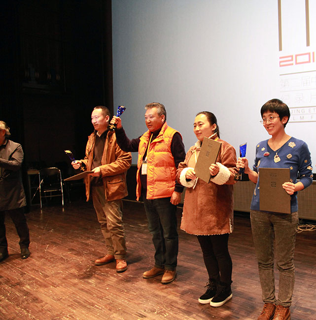 中国民族志纪录 片学术展学术委员会受聘专家上台领取聘书.jpg 中国民族志纪录 片学术展学术委员会受聘专家上台领取聘书.jpg