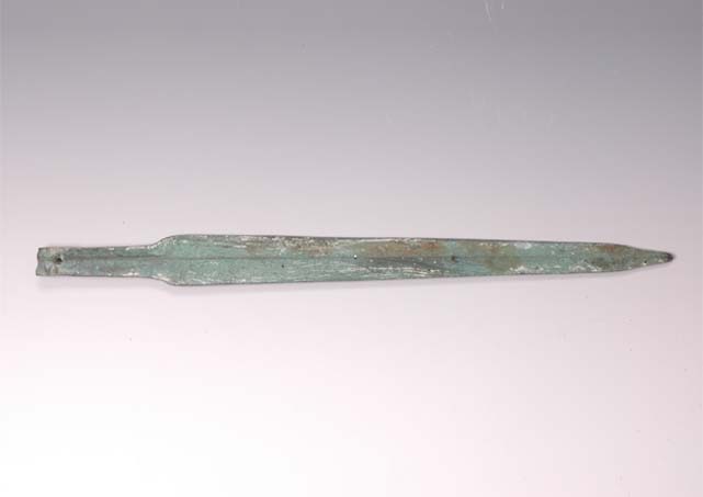 巴式剑2：1978年于巴东县东瀼口出土，长40.8，宽3.5厘米，剑茎上有一穿。.jpg